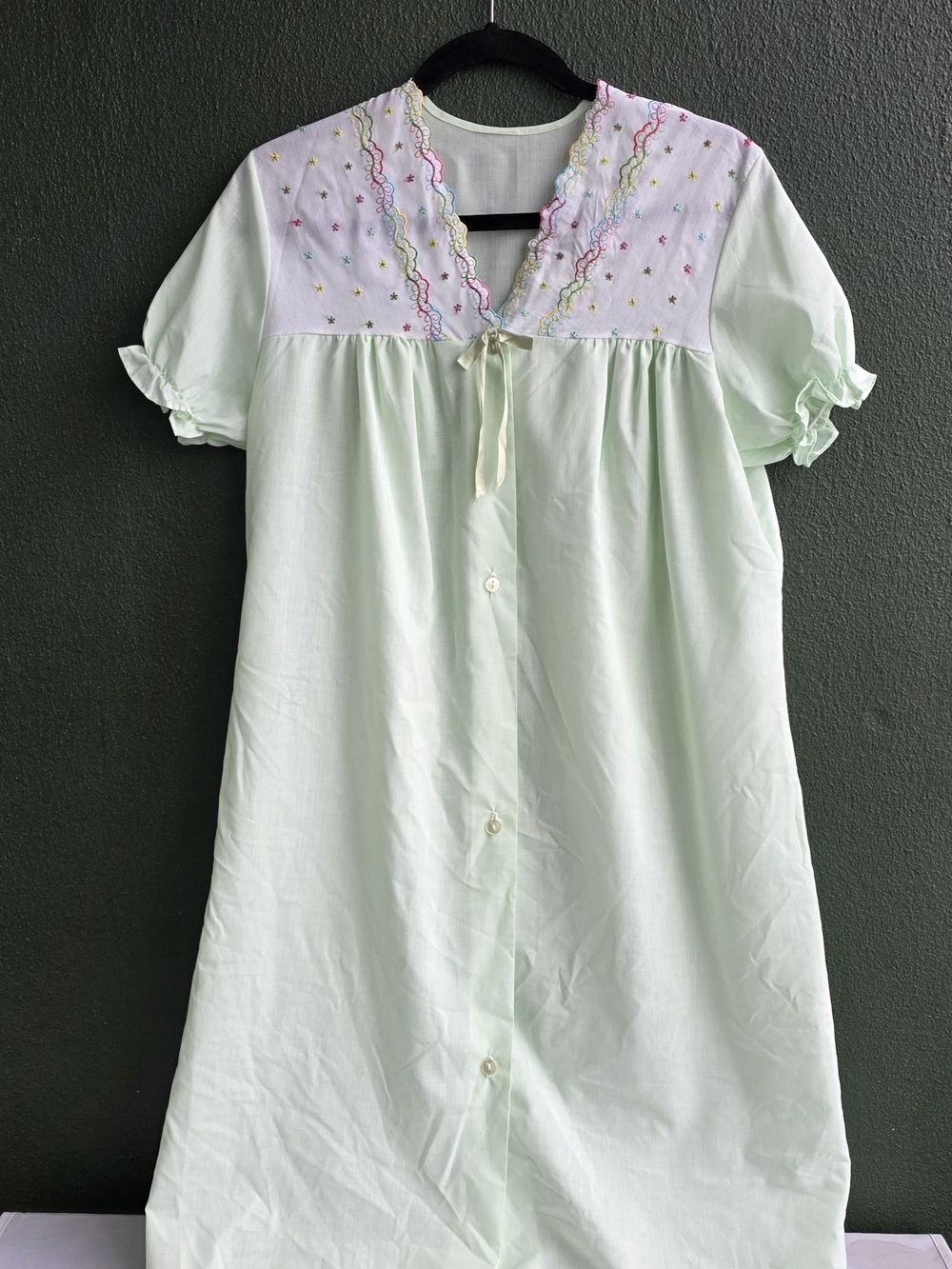 Vintage 1970s Soft Light Mint Green Embroidered Night Gown Sz L